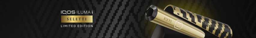 Черный баннер с изображением лимитированной серии устройств IQOS ILUMA i PRIME x Seletti в золотом и черном цветах.