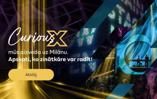 Fotoattēli no Curious X noslēguma pasākuma Milānā — cilvēki pūlī, pasākuma galvenie mākslinieki Adriatique uzstājas uz skatuves, pasākuma dekorācijas. Curious X logotips uz vertikāli zeltainu gaismu fona.