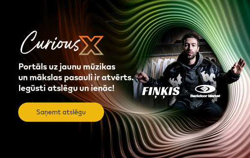 Baneris “Curious X” ar krāsainu, viļņveida fonu. Labajā pusē redzams cilvēks tumšā apģērbā pie apģērbu statīva.