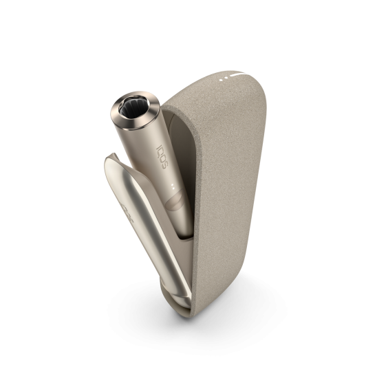 IQOS ILUMA Pebble Beige turētājs ierīces iekšpusē ar atvērtām durvīm