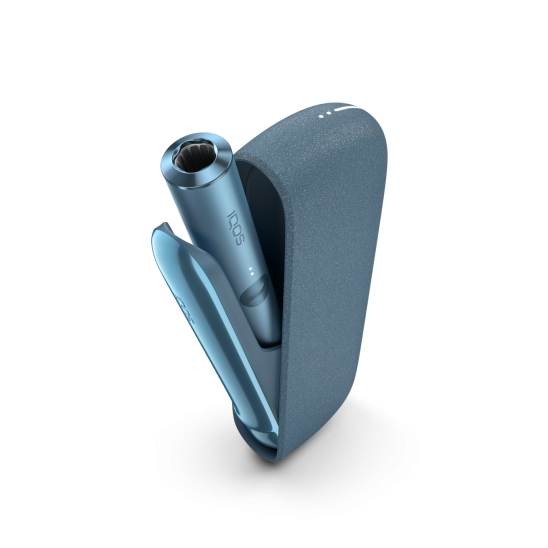 IQOS ILUMA Azure Blue turētājs ierīces iekšpusē ar atvērtām durvīm