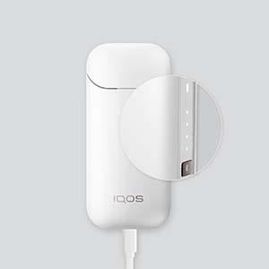 IQOS 2.4 PLUS с включенными индикаторами.