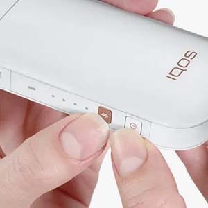 Руки нажимают кнопки IQOS 2.4.