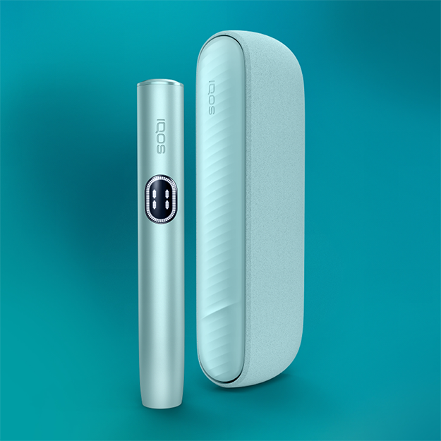 IQOS ILUMA i ierīce uz tirkīza krāsas fona.