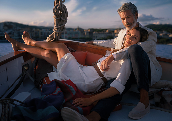 Sieviete un vīrietis laivā.