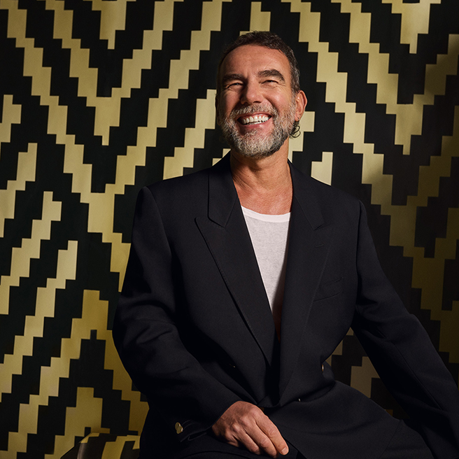 Dizaineris Stefano Seletti melnā un zelta fona