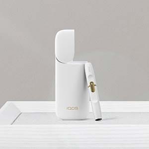 IQOS 2.4 PLUS novietots stāvus ar atvērtu lādētāju.