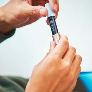 Rokas tīra turētāju.