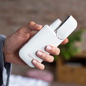 Rokas tur IQOS 2.4 PLUS.