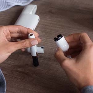 IQOS 2.4 tiek tīrīts ar tīrīšanas rīku.