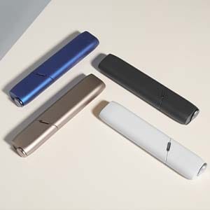 Četri IQOS 3 MULTI dažādās krāsās.