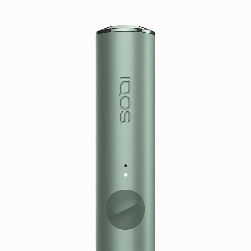 IQOS ILUMA PRIME turētājs cilvēkam rokās, gaismas redzamas.