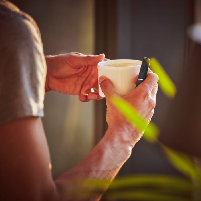 Белое и красное зарядное устройство IQOS