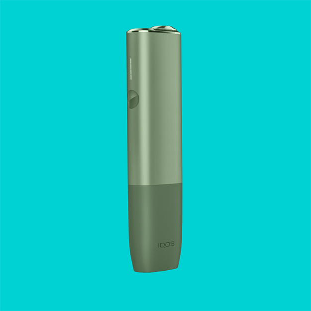 IQOS ILUMA ONE ierīce uz tirkīza krāsas fona.