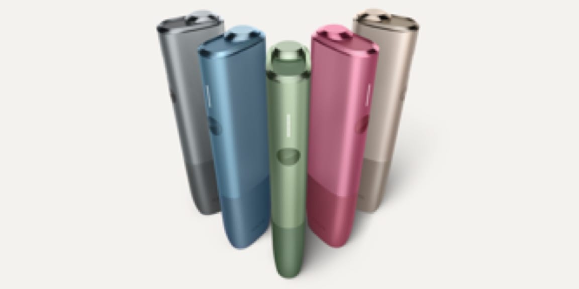 Пять устройств IQOS ILUMA ONE всех цветов на белом фоне.