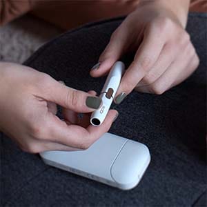 Руки держат держатель IQOS 2.4