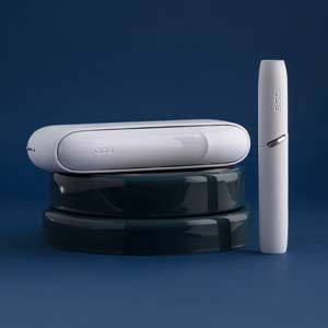 Руки чистят держатель.