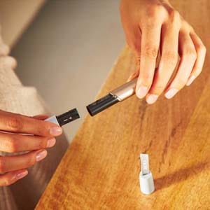 Rokas tīra turētāju.