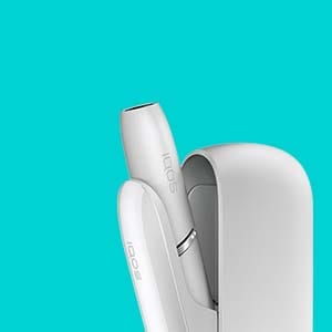 IQOS 3 tirkīza fonā.