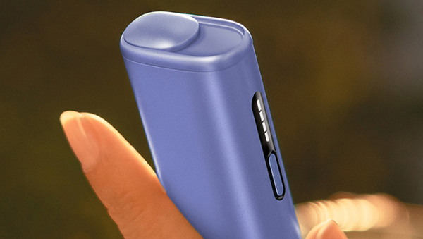 Объяснение того, как заряжать устройство IQOS ILUMA i ONE.