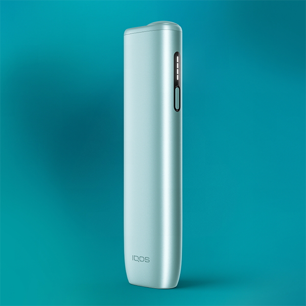 IQOS ILUMA i ONE ierīce uz tirkīza krāsas fona.