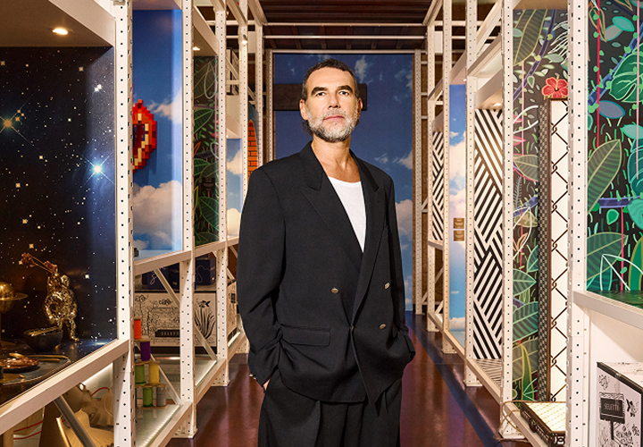 Dizainers Stefano Seletti krāsainā fonā.