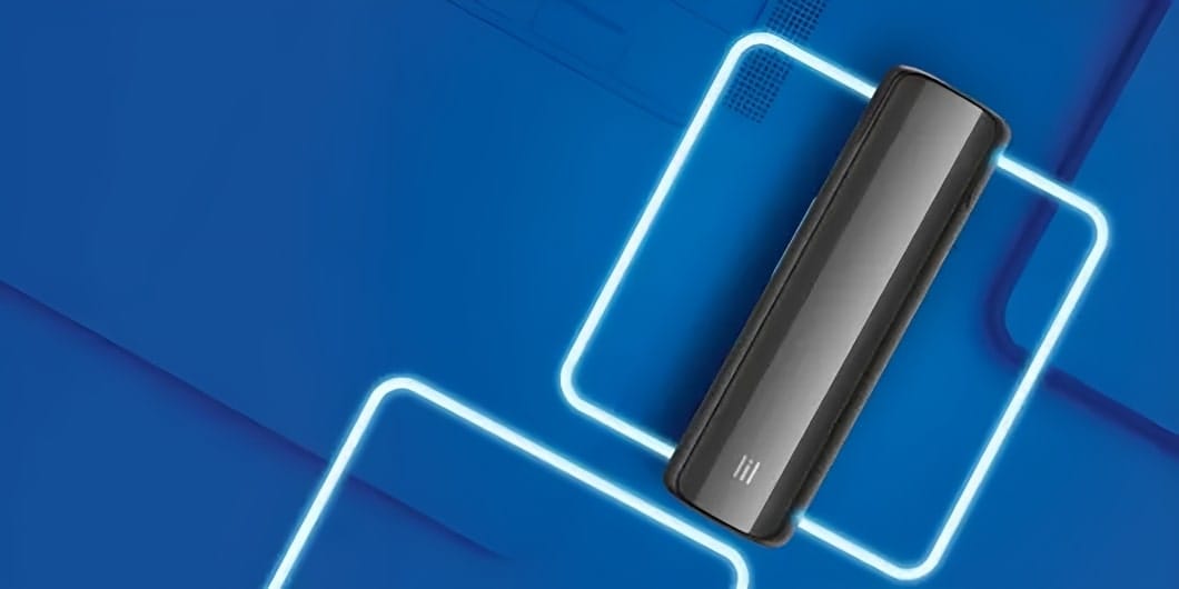 Устройство Stone Grey lil SOLID 2.0 лежит на синем фоне с неоновыми синими квадратами