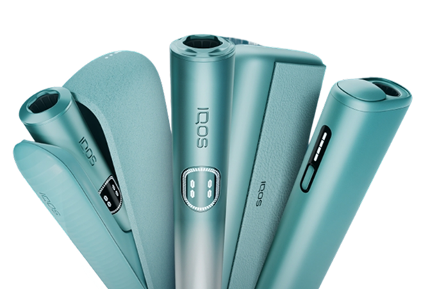 Три устройства IQOS ILUMA i на бирюзовом фоне.