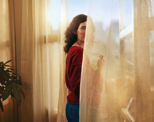 IQOS ILUMA ierīce Moss Green krāsā novietota automašīnā.