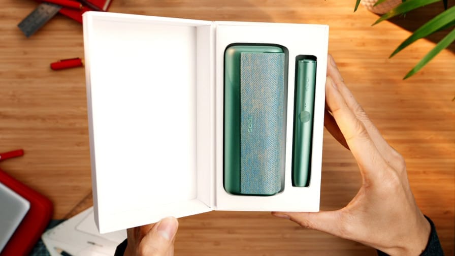 Держатель и зарядное устройство IQOS ILUMA в коробке.