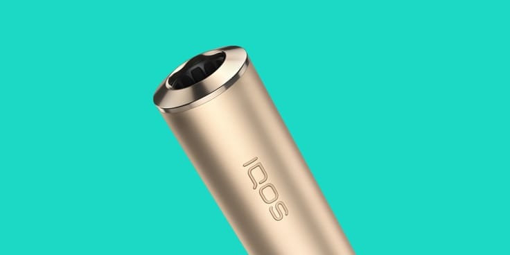 IQOS ILUMA в цвете Pebble Beige с бирюзовым фоном