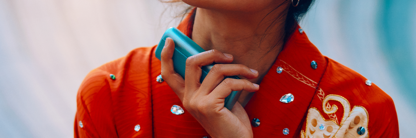 Rokas tur IQOS ILUMA i PRIME virs someas.