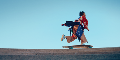 Sieviete naktī stāv blakus automašīnai.