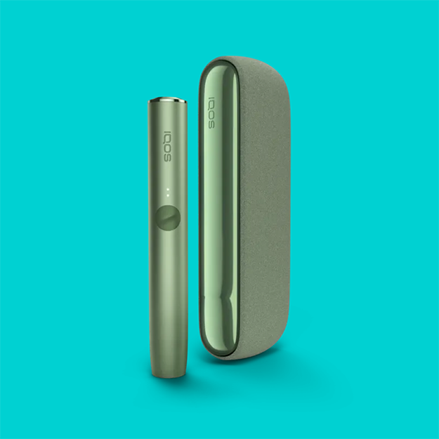 Устройство IQOS ILUMA на бирюзовом фоне.
