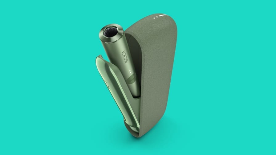 IQOS ILUMA в цвете Green Moss и бирюзовом фоне.