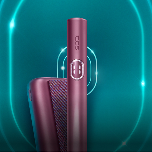 IQOS ILUMA i PRIME ierīce uz tirkīza krāsas fona un spīdīgiem vilnīšiem.