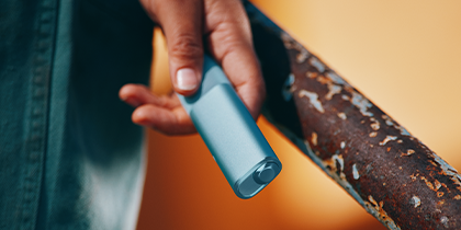 Объяснение того, как заряжать устройство IQOS ILUMA i ONE.