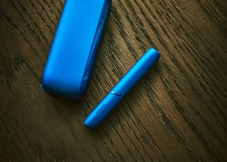 Zils IQOS 3 Duo turētājs un lādētājs