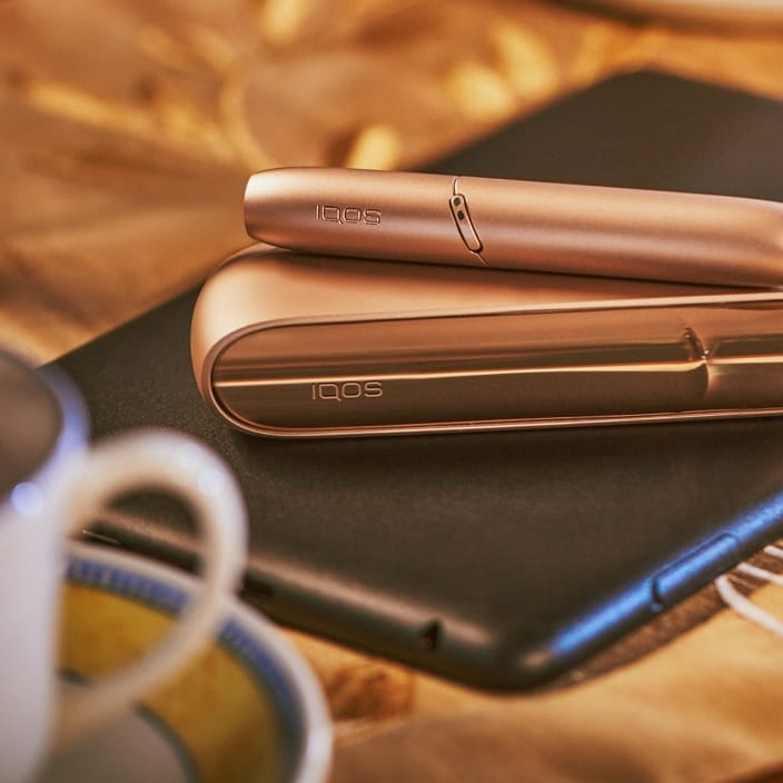 Zeltains IQOS 3 DUO komplekts uz eleganta galda