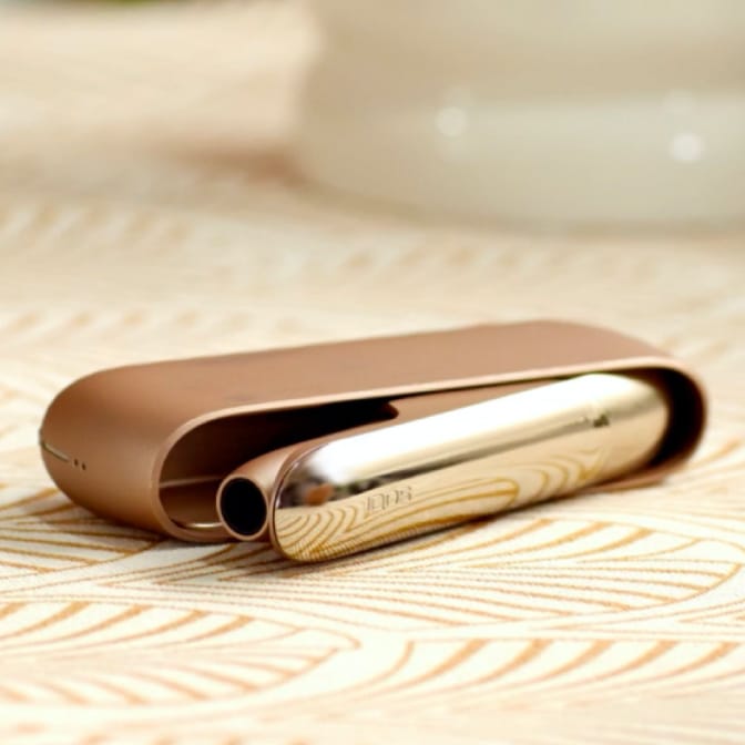 Золотистый IQOS в зарядном устройстве