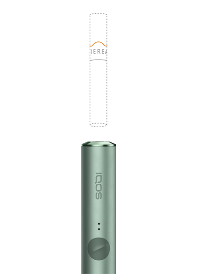 Cilvēks ievieto IQOS ILUMA PRIME turētājā TEREA tabakas vienību.