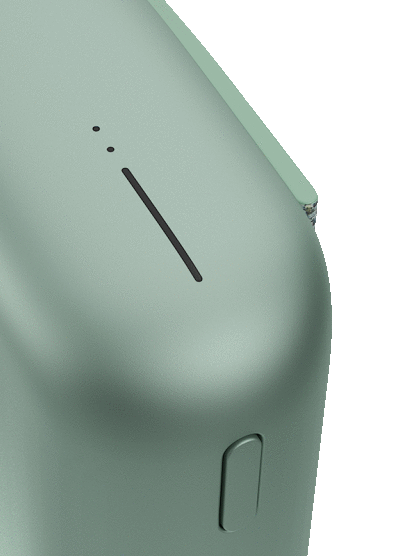 Jade Green IQOS ILUMA PRIME turētājs un portatīvais lādētājs cilvēkam rokās.